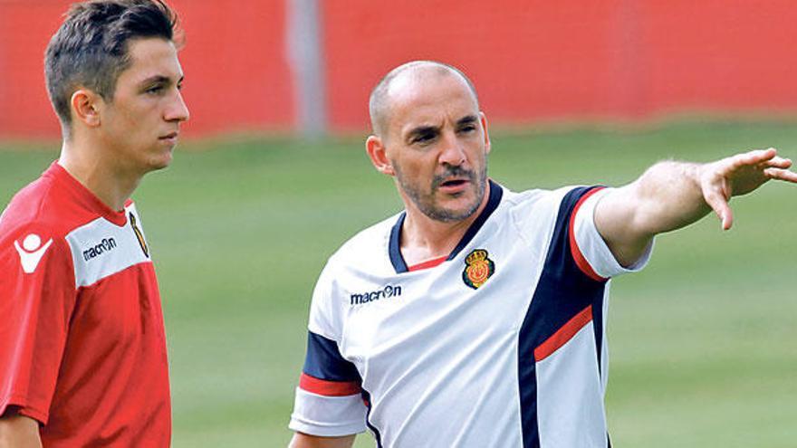 Ferrer da instrucciones al jugador del filial Cristian Carracedo en Son Bibiloni.