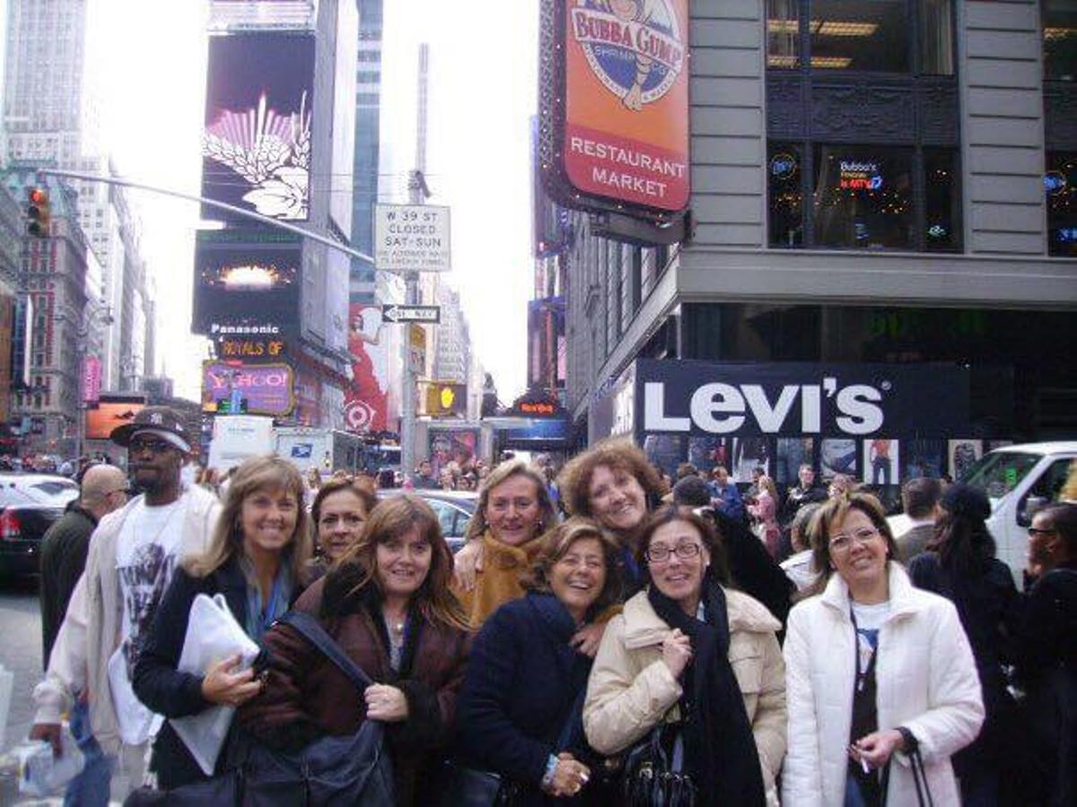 Marisol Sellés amb les seves companyes de Julià Tours a Nova York.