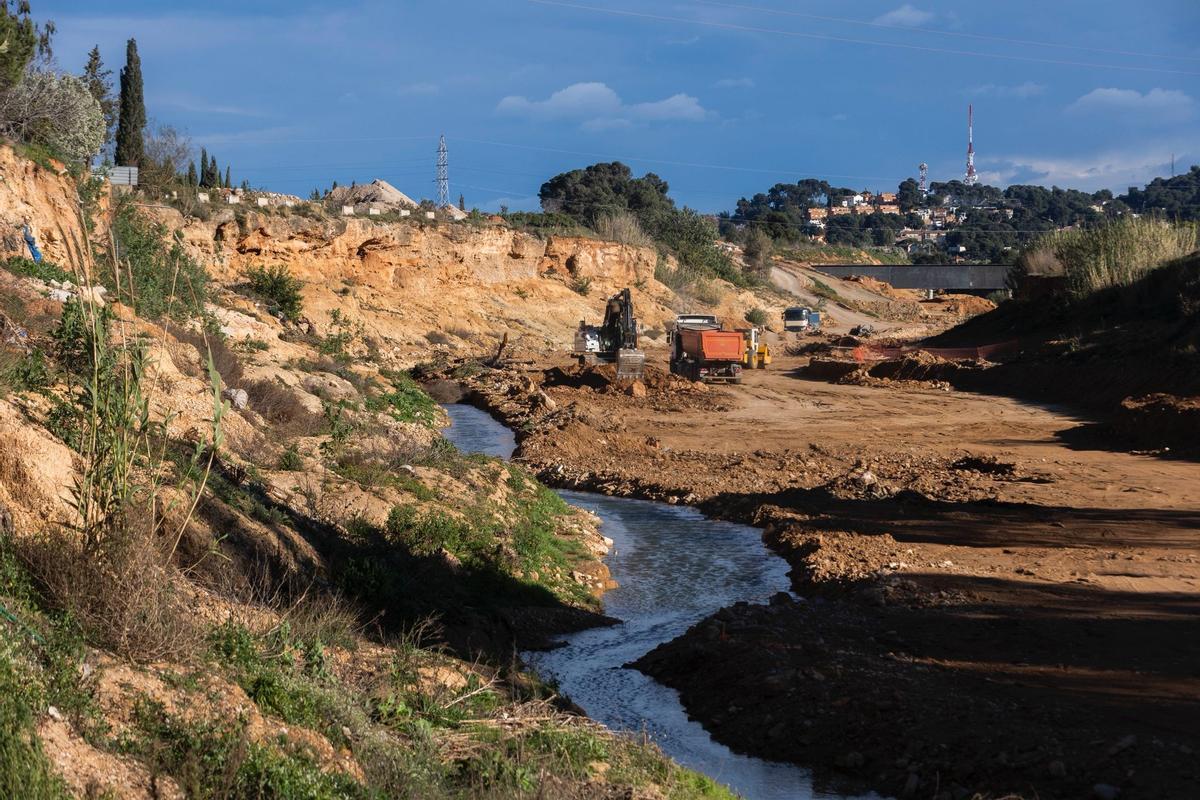 Labores de limpieza y desbroce de la CHJ en el barranco de Saurí.