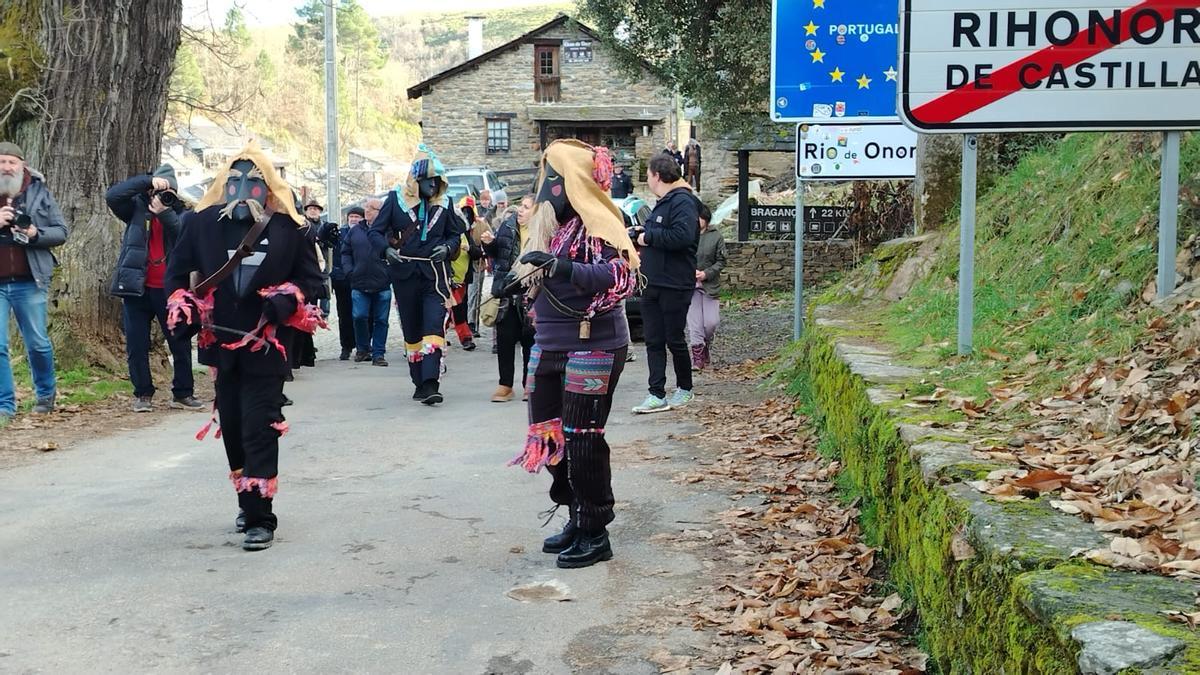 VÍDEO | Rihonor de Castilla y de Rio de Onor recuperan la tradicional mascarada de Los Caretos