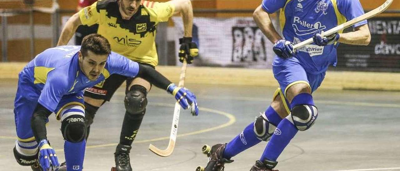 Nico Carmona, con la bola en un partido del Asturhockey en Grado, con su compañero Curro a la derecha.