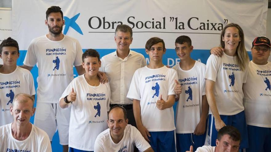 Rudy Fernández, Xicu Costa y Marta Fernández entre los jóvenes invitados ayer al campus de Pollença.