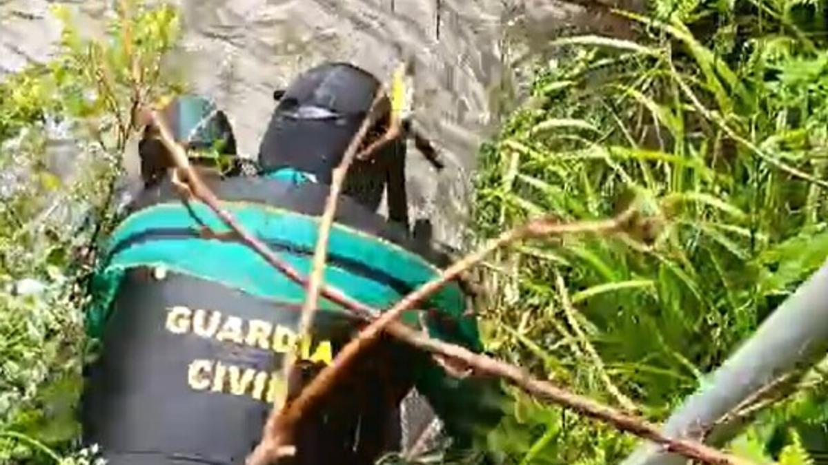 Buceadores de la Guardia Civil durante el rescate del cadáver en el río de Santa Lucía