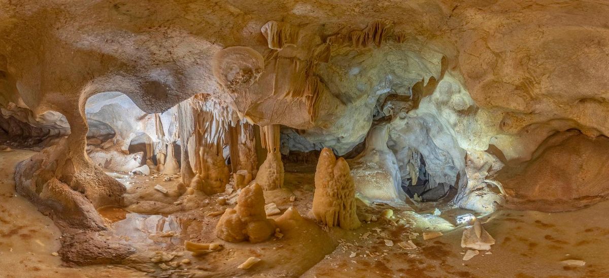 Interior de la cueva de la Maravilla Blanca, en terrenos de la fábrica de cemento.