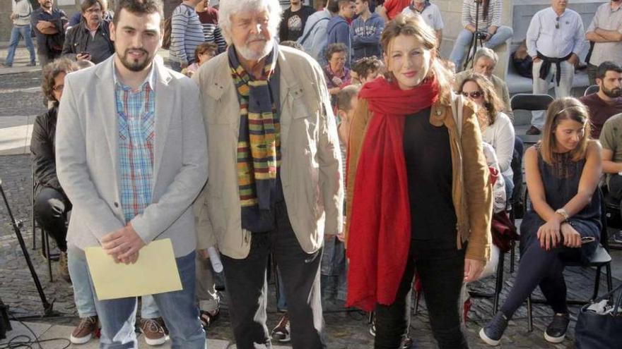 Yolanda Díaz con Beiras, a su lado, y Breogán Riobóo, de Podemos, en una reunión en Santiago.