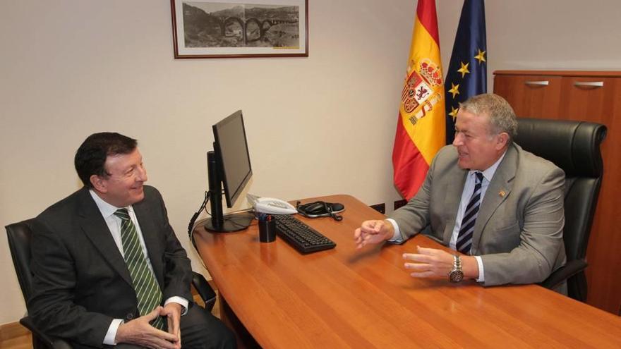 El presidente de la Mancomunidad, Adolfo Gallardo (i), y el delegado del Gobierno, Francisco Bernabé, ayer, en el nuevo despacho.