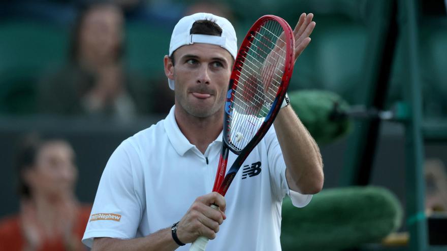 Wimbledon (United Kingdom), 07/07/2024.- Tommy Paul of the US greets the crowd after winning against Roberto Bautista Agut of Spain (unseen) during their round of 16 match at the Wimbledon Championships, Wimbledon, Britain, 07 July 2024. (Tenis, España, Reino Unido) EFE/EPA/NEIL HALL EDITORIAL USE ONLY / EDITORIAL USE ONLY