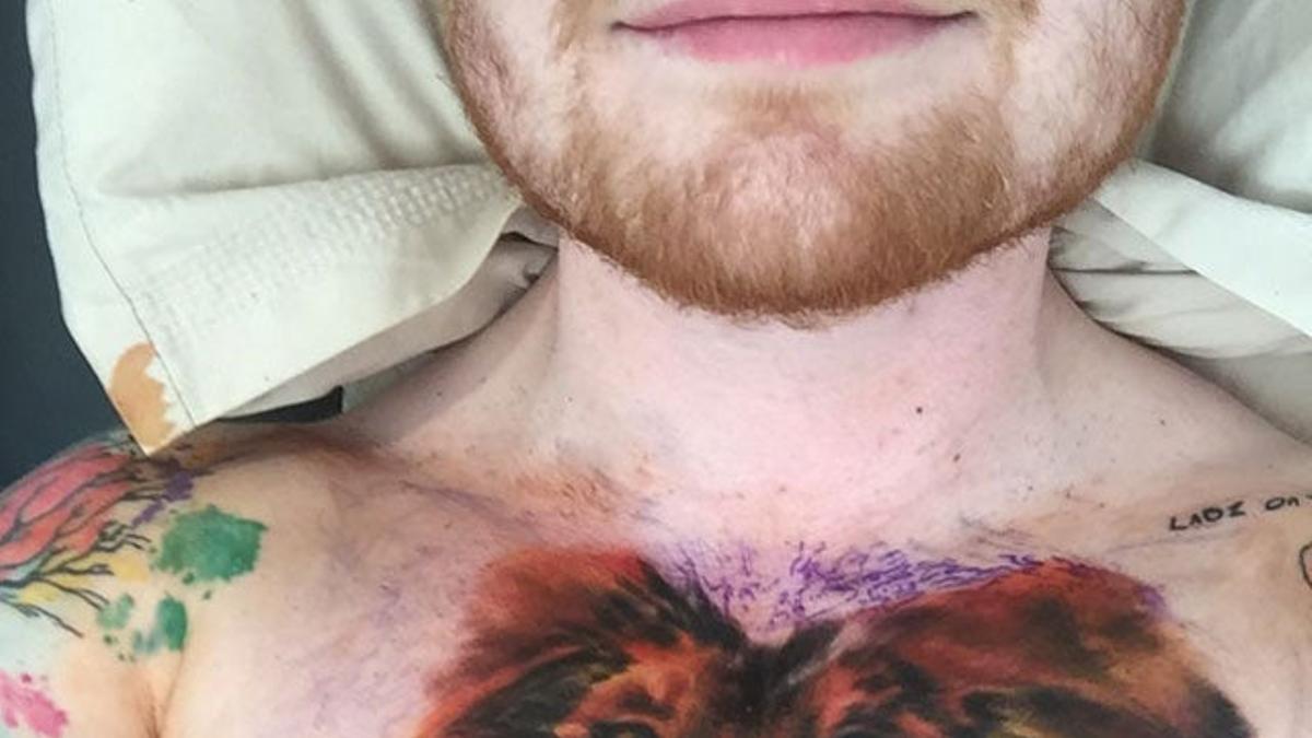 Ed Sheeran estrena un nuevo y salvaje tatuaje