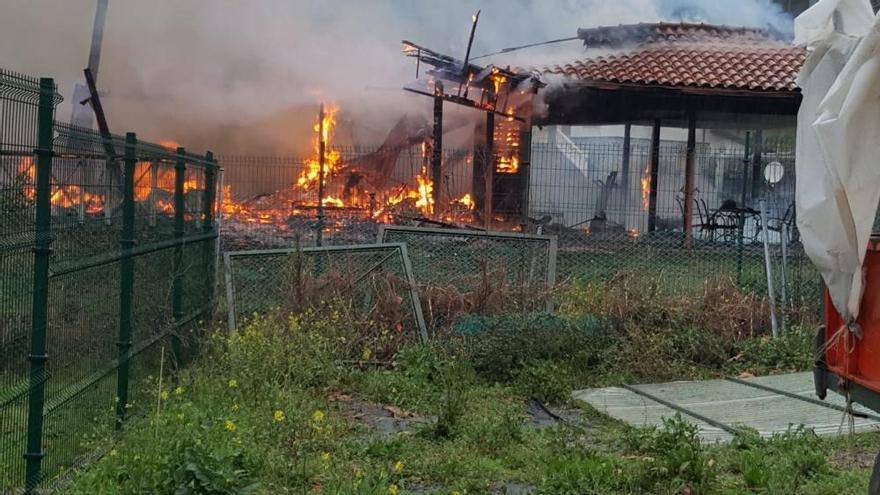 Un incendio calcina la casa de una familia en Murias (Candamo)