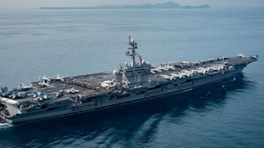 El portaaviones USS Carl Vinson en Indonesia.