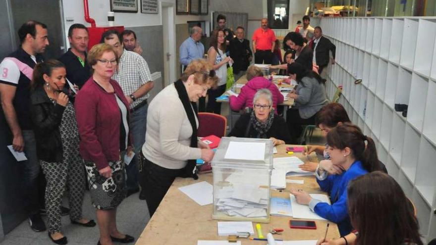 Votantes en el colegio electoral de A Lomba, en Vilagarcía. // Iñaki Abella