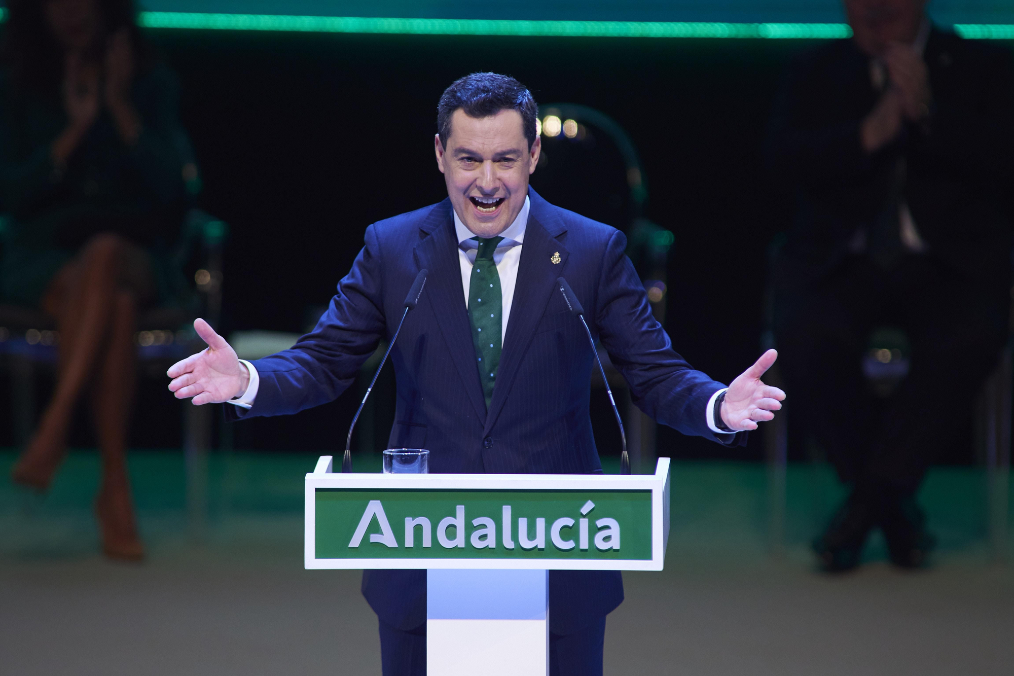 El presidente de la Junta de Andalucía, Juanma Moreno, interviene durante el acto institucional