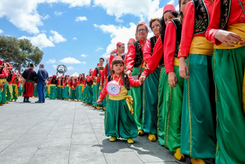 Las diez comparsas acompañan al santo en su tradicional bajada ante miles de vecinos que aguardan con emoción su paso