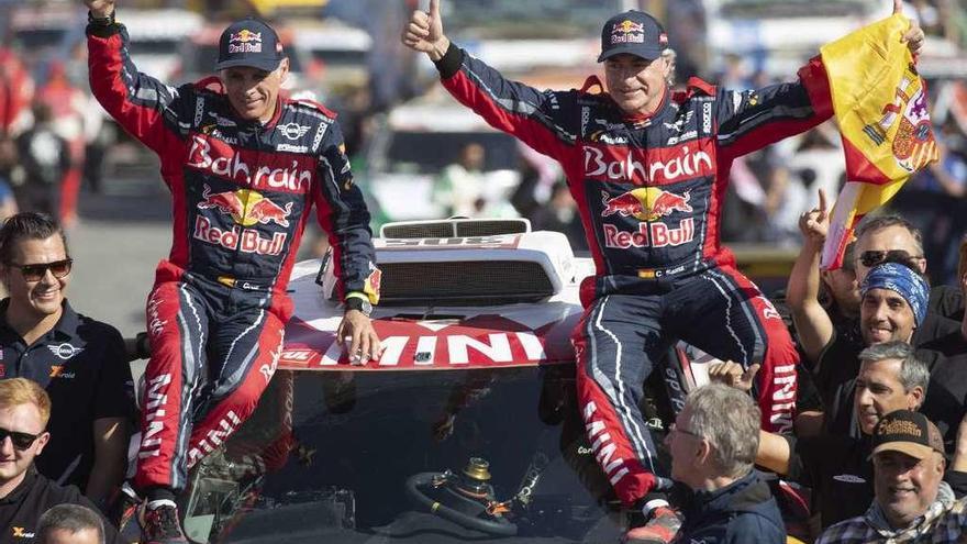 Lucas Cruz y Carlos Sainz celebran su victoria en el Rally Dakar. // Efe