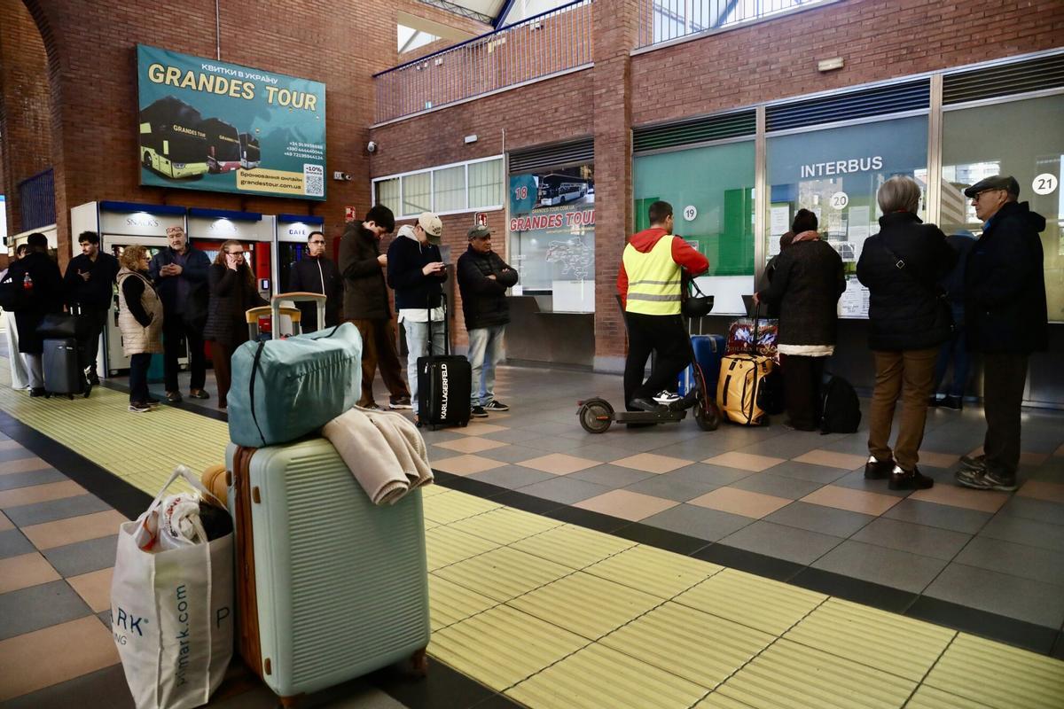 Viajeros en la estación de autobuses de Málaga.