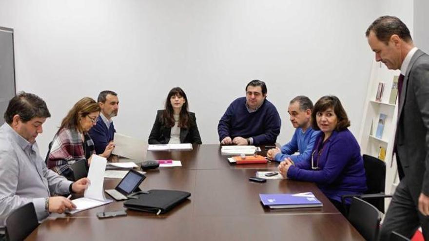 La edil de Empleo, Ana Braña, y el director general de Empleo, Pelayo Barcia -al fondo-, presiden la reunión de los socios del pacto de concertación social de Gijón.