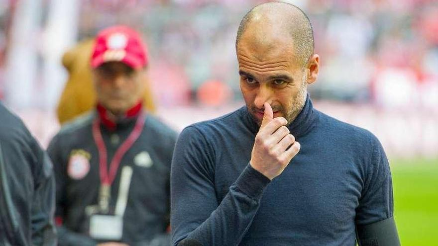 Pep Guardiola, ayer, camino del banquillo del Allianz Arena para presenciar el partido entre el Bayern de Múnich y el Werder Bremen. El técnico y sus jugadores portaron brazaletes negros y se guardó un minuto de silencio en recuerdo de Tito Vilanova. // Marc Mueller