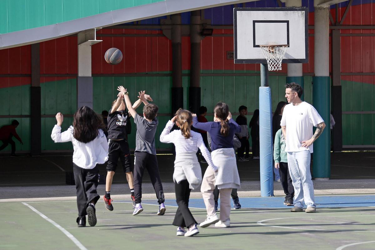 Alumnos jugando al baloncesto durante su recreo en el colegio vigués Balaídos.