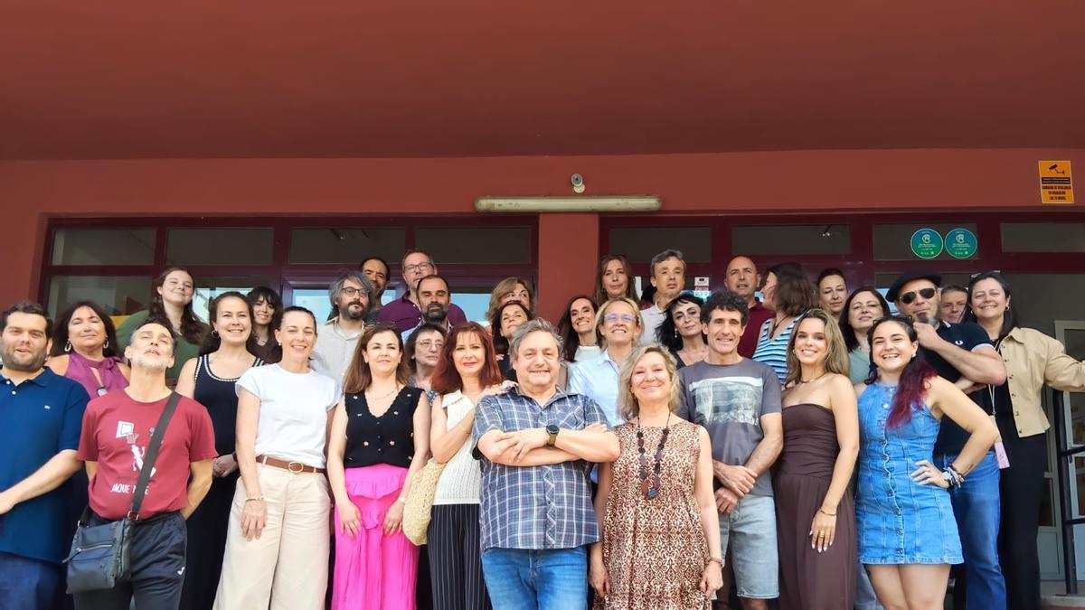 Enma Ovejero y Tino Díaz, en primer térmico, en el centro, junto a sus ya  excompañeros.