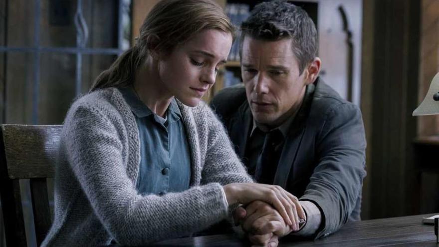 Ethan Hawke con Emma Watson en un fotograma de &#039;Regresion&#039;.