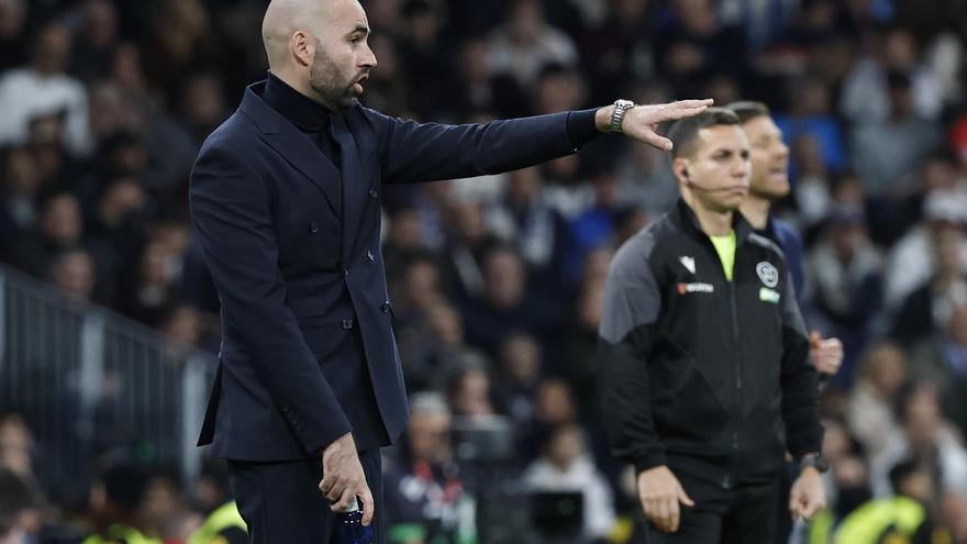 Giráldez da indicaciones durante el partido. / Chema Moya