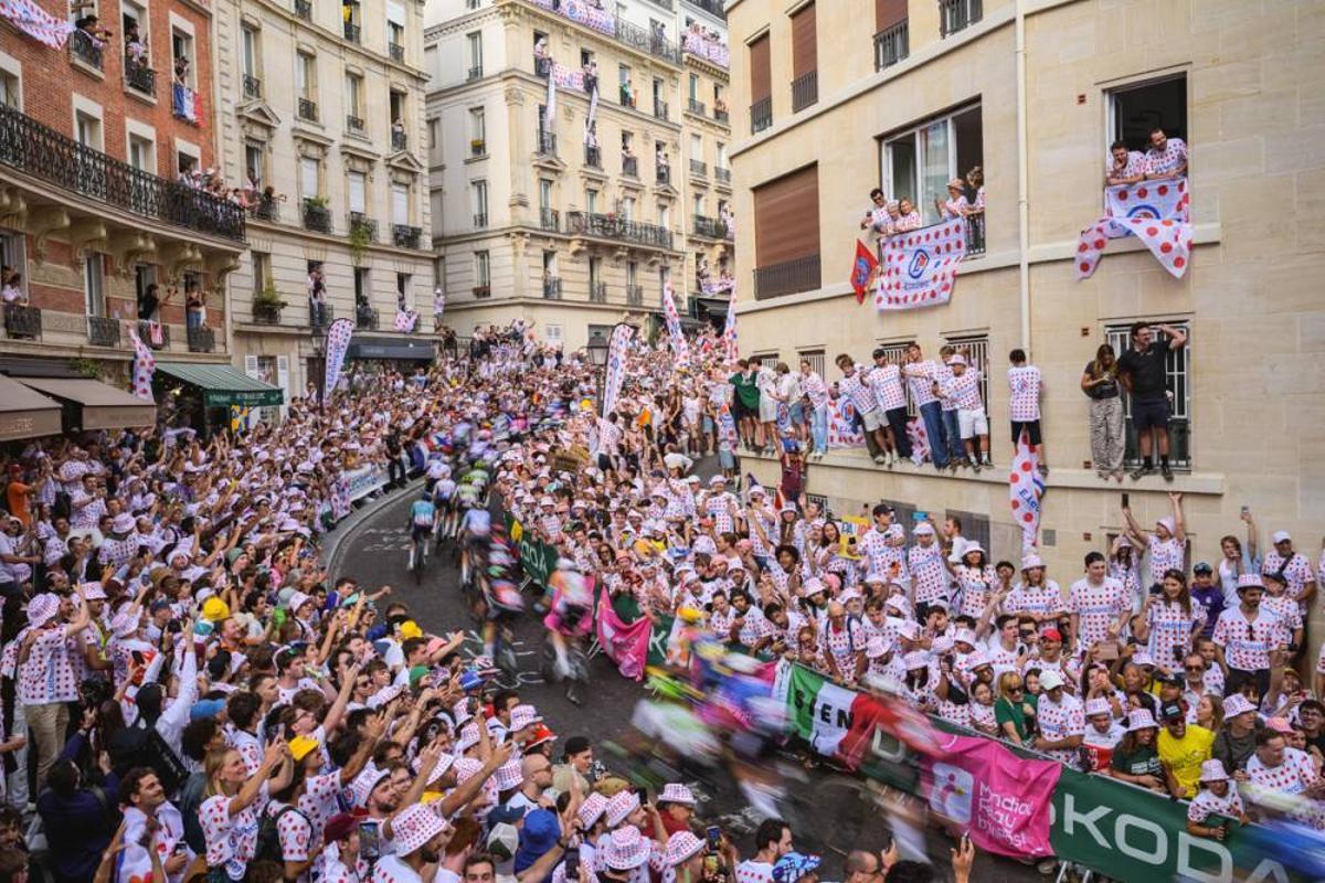 El público, a ambos lados de la calle Lepic de Montmartre.