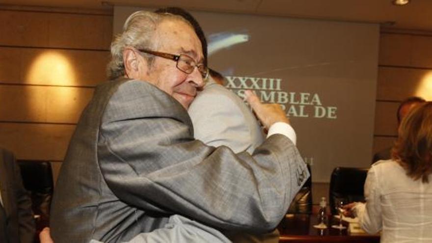 Clemente García abraza a Daniel Bueno, secretario general de CC OO.