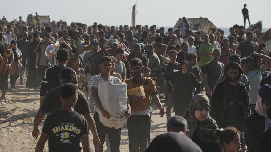Miles de palestinos irrumpen en centros de reparto de ayuda de EEUU en Gaza para conseguir comida