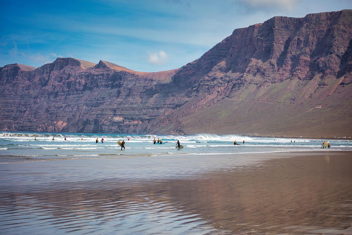 Playa de Famara, un paraíso para los surfistas.