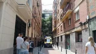Un incendio en un piso sacude la calle Rogent a la hora de la salida del cole: "Pensaba que perdía la casa"