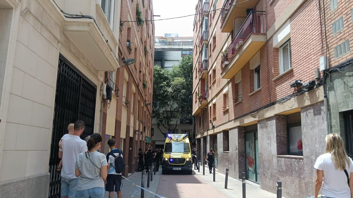 Ambulancia trasladada a atender un incendio en la calle Rogent
