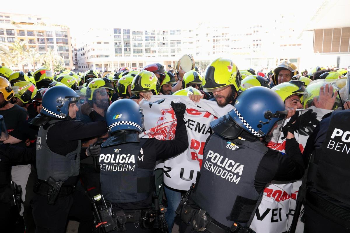 "Da la cara, Toni Pérez". Más de 200 bomberos del Consorcio Provincial de Alicante protestan en Benidorm