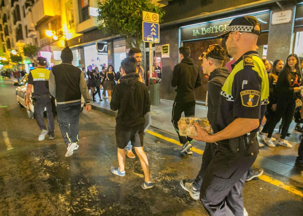 Más de una treintena de agentes de la Policía Local y Nacional aplacaron la polémica guerra de huevos y harina en los alrededores del Centro de Congresos