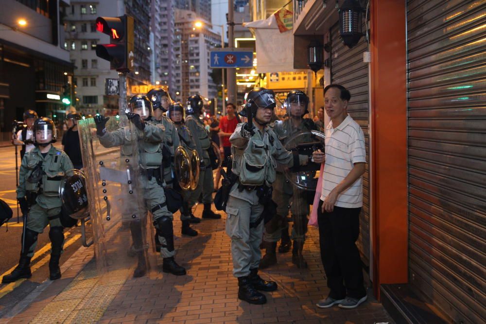 Miles de hongkoneses protestan contra el Gobierno.