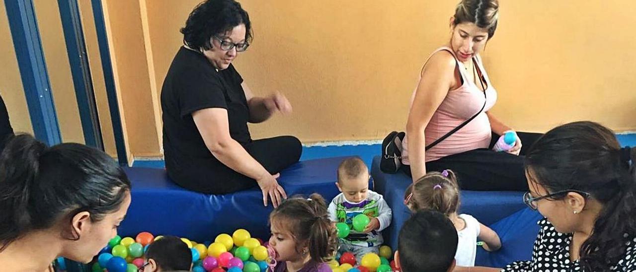 Una de las actividades que realiza en la barriadas de Son Roca la entidad Naüm. | MANU MIELNIEZUK