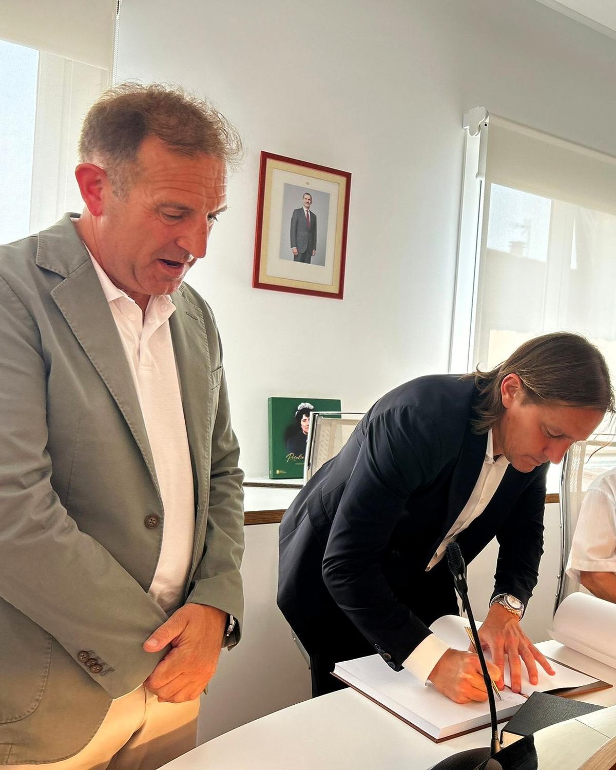 Míchel Salgado acude con toda su familia al reconocimiento de As Neves como 'Hijo predilecto'