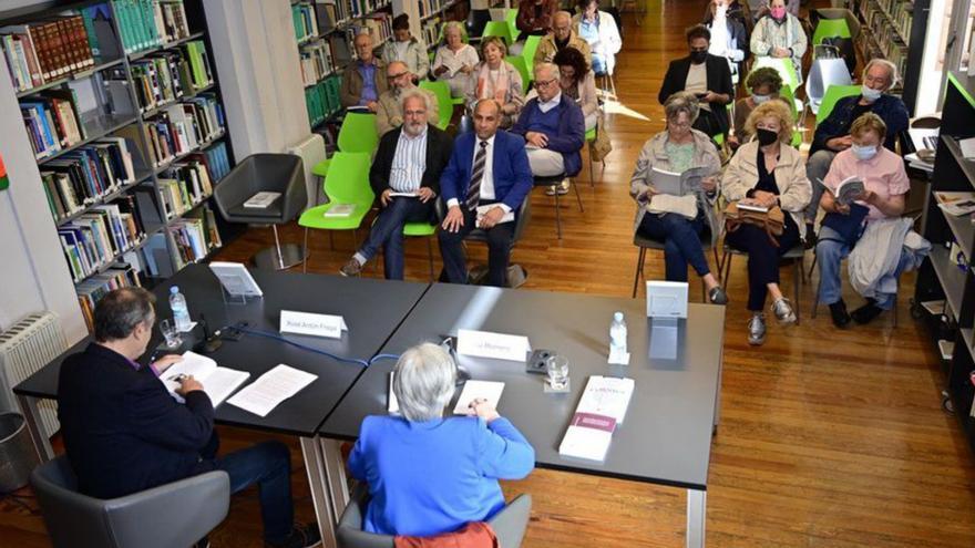 Acto de presentación de la revista del instituto Cornide. | // LA OPINIÓN