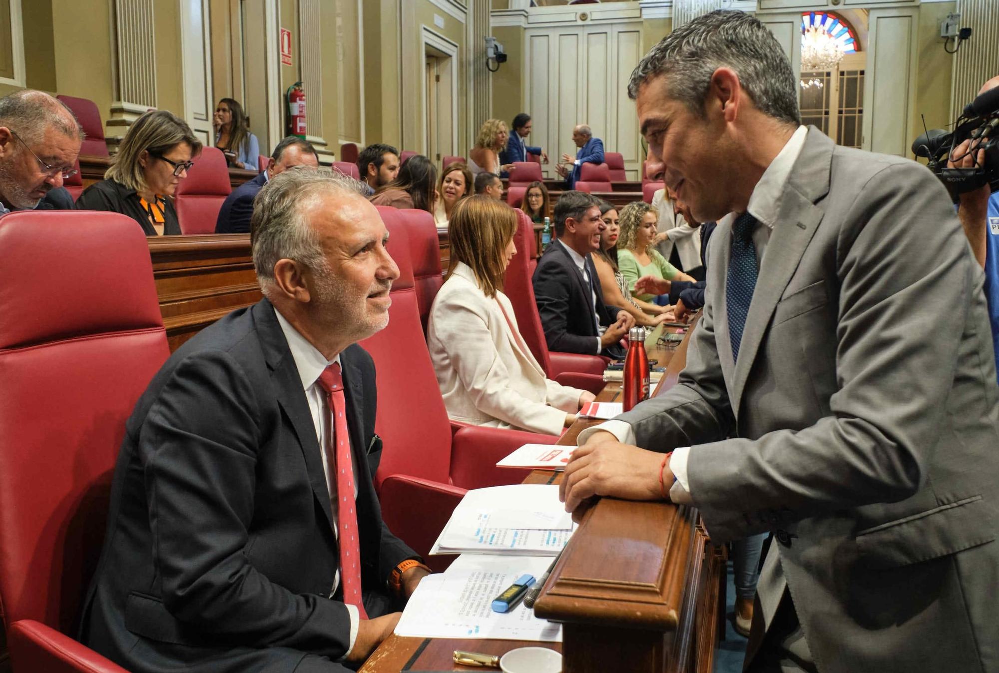 Primera sesión plenaria del Parlamento de Canarias