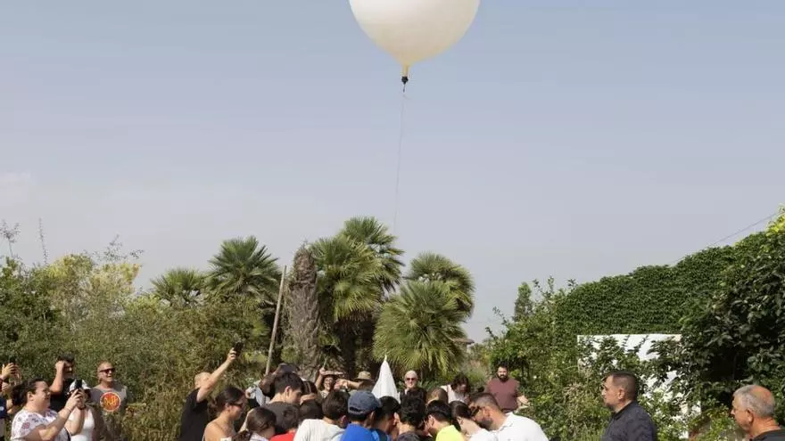 Alumnos de Elche y Torrevieja lanzan un globo a 15 kilómetros de altura