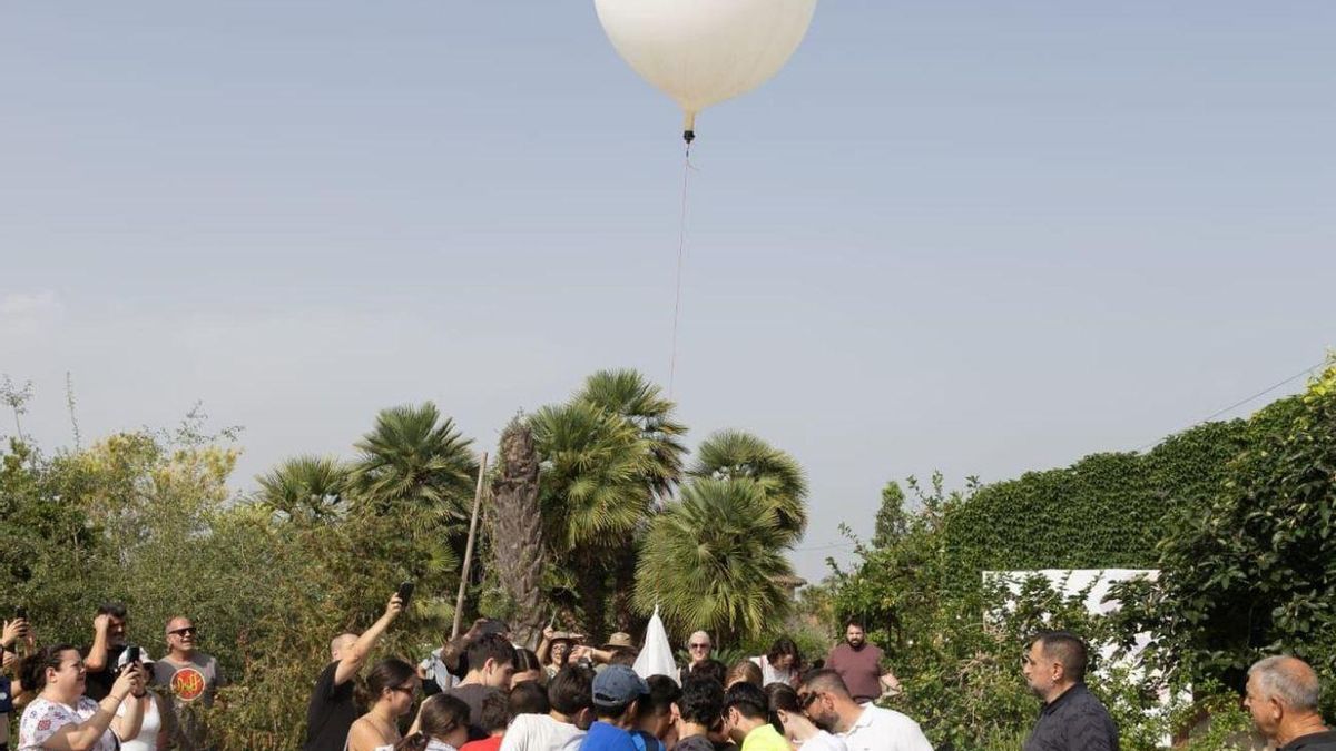Alumnos de Elche y Torrevieja lanzan un globo a 15 kilómetros de altura