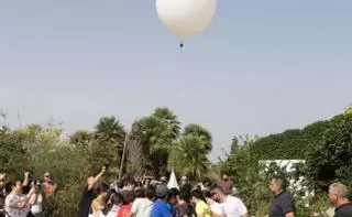 Alumnos de Elche y Torrevieja lanzan un globo a 15 kilómetros de altura