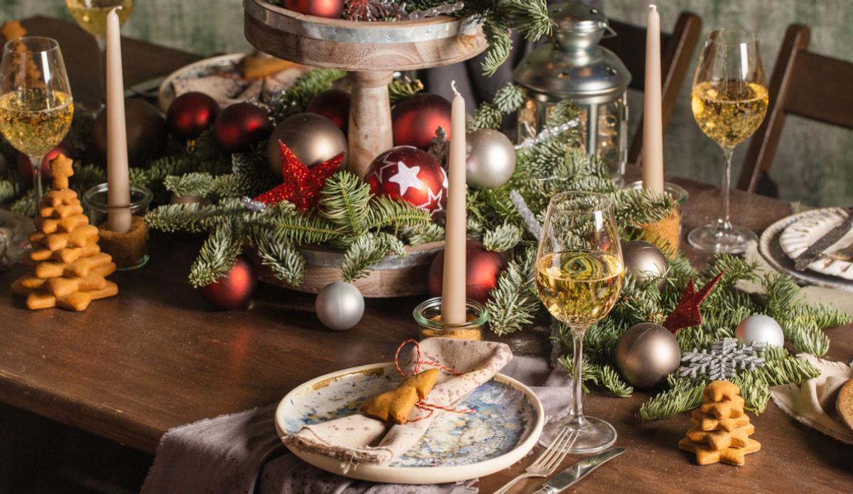 Una mesa de Navidad bien decorada crea el ambiente perfecto para Nochebuena y las celebraciones familiares.