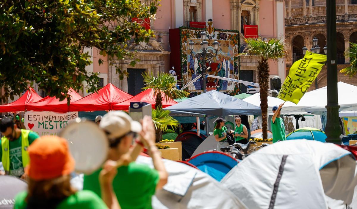Docentes en huelga y organizadores de la fiesta del Corpus conviven en la plaza de la Virgen