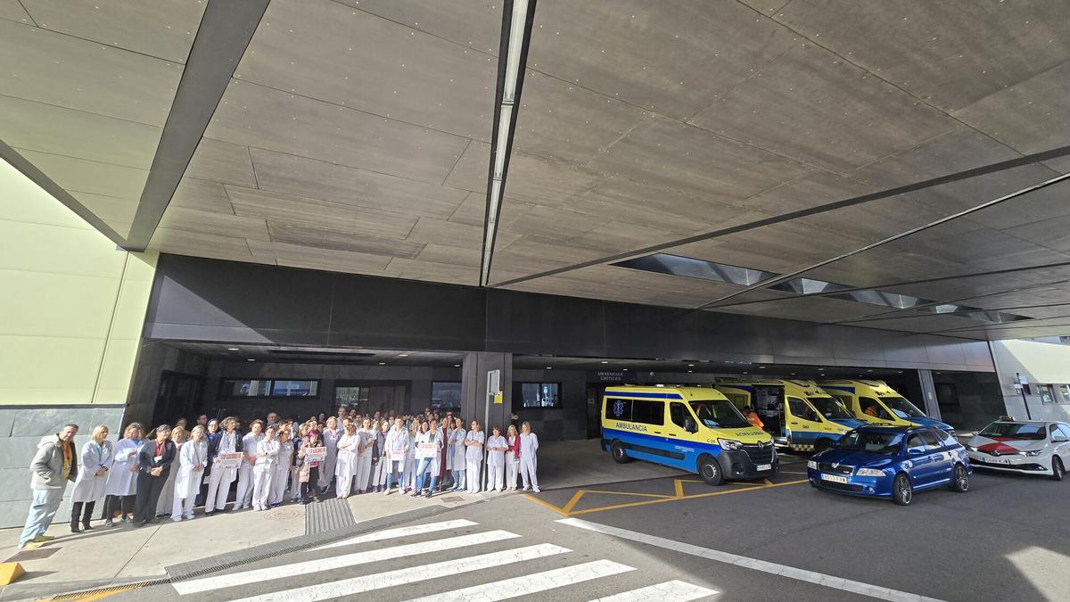 Concentración de personal sanitario delante de la entrada de Urgencias del Hospital Álvaro Cunqueiro, en Vigo, para exigir medidas frente a las agresiones a trabajadores sanitarios.