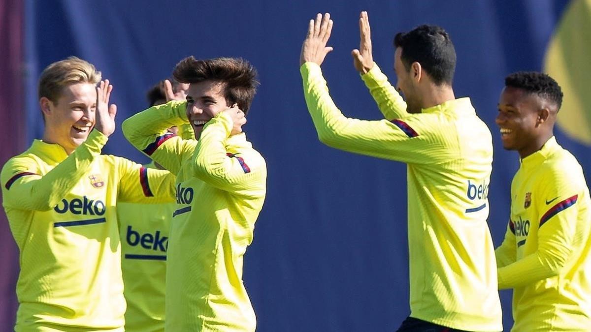 De Jong, Puig, Busquets y Fati, contentos, en el entrenamiento del Barça.