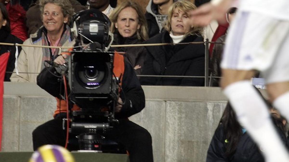 Un cámara en un partido de fútbol en el Camp Nou.