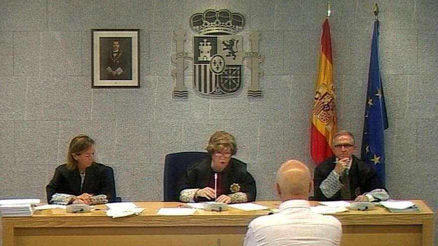 Imagen de uno de los inversores de Bankia, ayer en el juzgado.