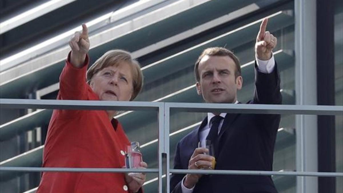 Angela Merkel recibe a Emmanuel Macron, ayer en el Palacio de Berlín, de la capital alemana.