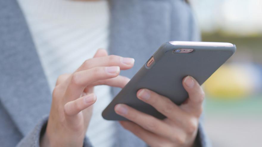 Imágenes de uso de un teléfono móvil