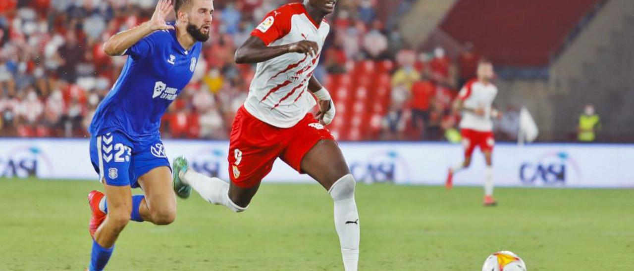 Sadiq deja atrás a Nikola Sipcic para encarar a Juan Soriano y marcar el segundo gol del Almería.